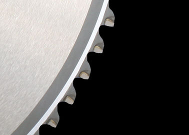 回状を切る80本の歯の金属は鋼鉄、ひっくり返た日本のサーメットを切るために鋸歯を